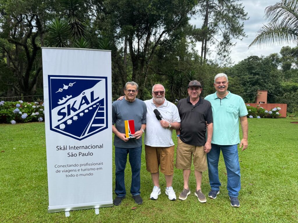 Latif Abrão Jr., proprietário do Terras Altas, recebe o “Troféu Mario Beni“ do presidente da Skål SP, Aristides Cury, do presidente do Visite São Paulo SP&VCB, Toni Sando e do past president da Skål SP, Walter Teixeira