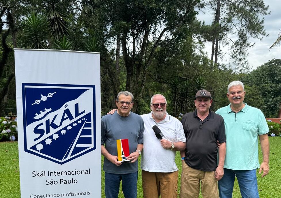 Latif Abrão Jr., proprietário do Terras Altas, recebe o “Troféu Mario Beni“ do presidente da Skål SP, Aristides Cury, do presidente do Visite São Paulo SP&VCB, Toni Sando e do past president da Skål SP, Walter Teixeira