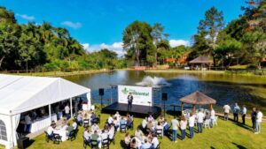 Evento corporativo estratégico realizado em ambiente natural estruturado