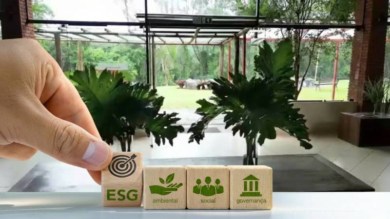 Blog Ambiental • ESG aplicado em eventos corporativos representado por blocos com environment, social e governance em ambiente integrado à natureza.