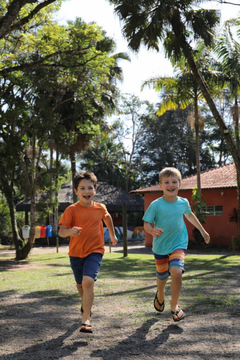 crianças correndo